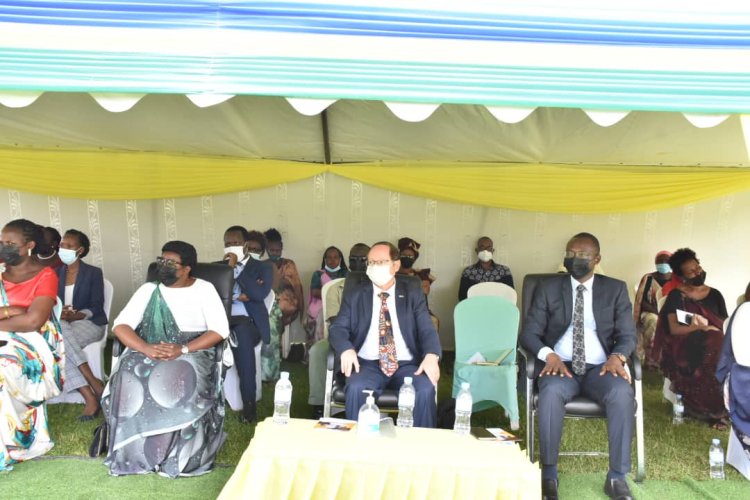 Ruhango : Amb Dr Ron Adam yavuze ko gushyigikira umugore ari iby'agaciro