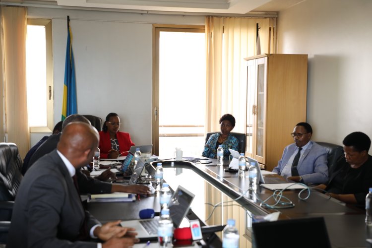 Abasenateri basabye RSSB kohereza abakozi bayo mu itorero kubera guha serivise mbi abarwayi babagana.
