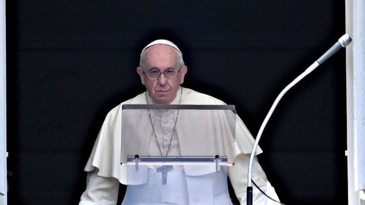 Papa Francis yashyize abagore batatu mu kanama gatora abasenyeri